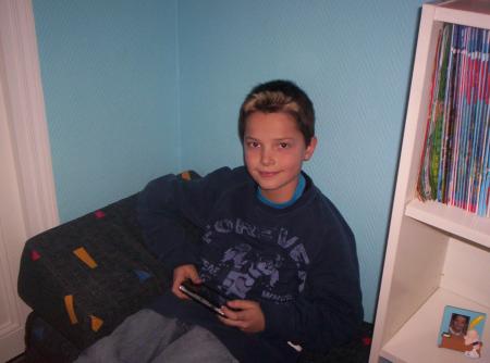 ses mon frere il pe etre simpa et con aussi